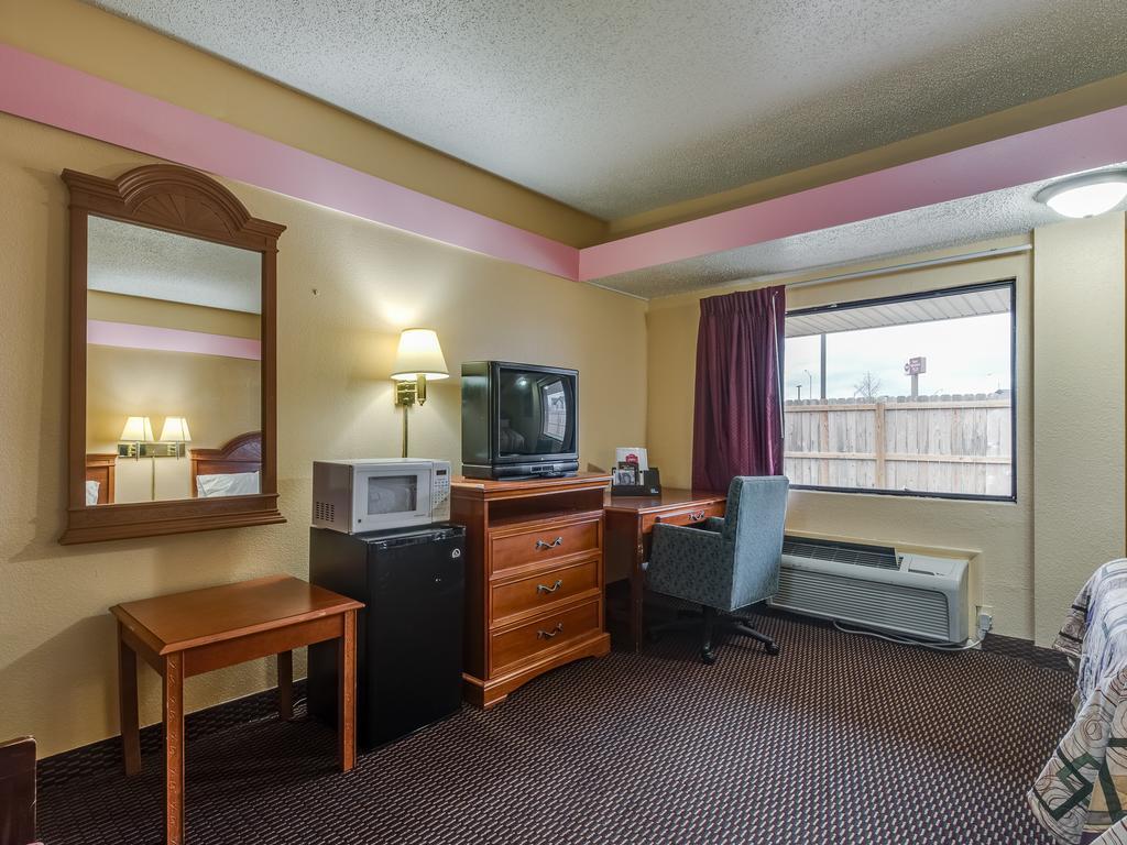 Travelers Inn Midwest City Exteriör bild