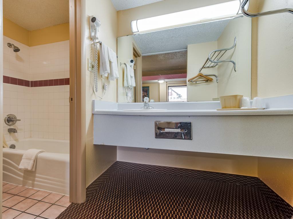 Travelers Inn Midwest City Exteriör bild