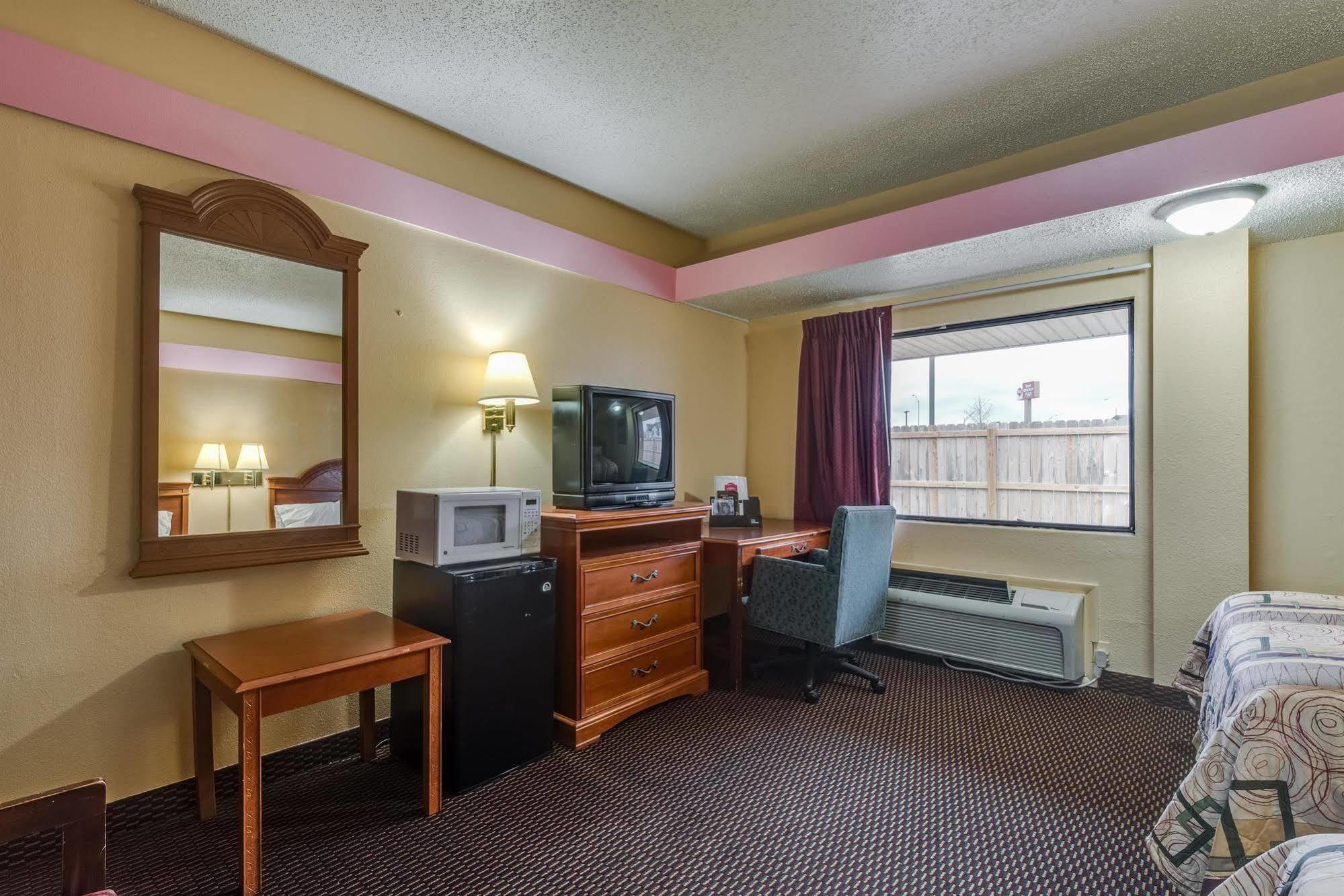 Travelers Inn Midwest City Exteriör bild